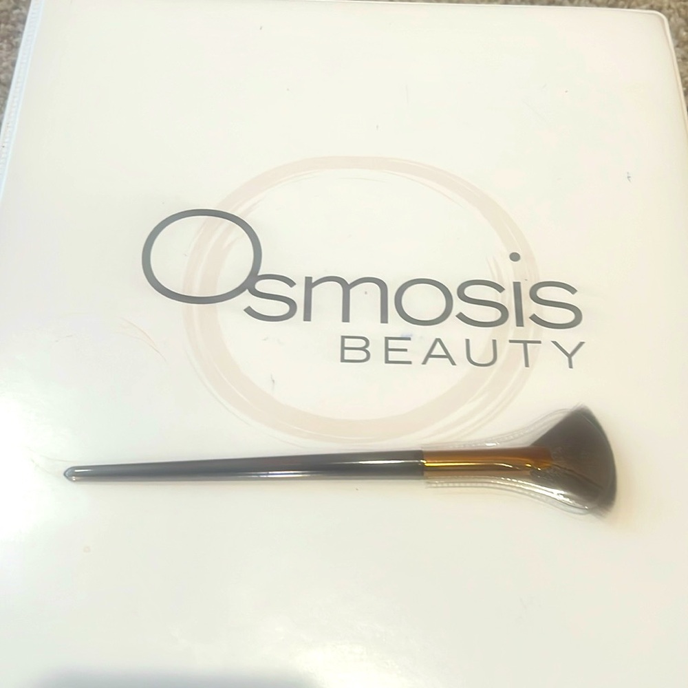 Osmosis Beauty Feathering Fan Brush